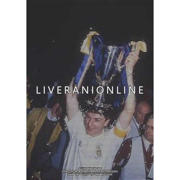 12-05-1993 LONDRA- FINALE DI COPPA DELLE COPPE PARMA ANVERSA 3-1 NELLA FOTO LORENZO MINOTTI CON LA COPPA DELLE COPPE AG ALDO LIVERANI SAS