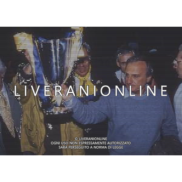 12-05-1993 LONDRA- FINALE DI COPPA DELLE COPPE PARMA ANVERSA 3-1 NELLA FOTO CALISTO TANZI PRESIDENTE DEL PARMA CALCIO CON LA COPPA DELLE COPPE AG ALDO LIVERANI SAS