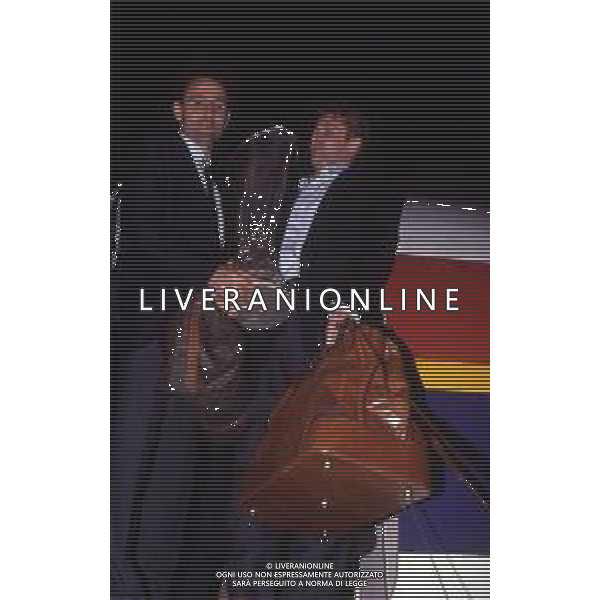 1990 FESTEGGIAMENTI GIOCATORI INTER IN AEREO E AL RISTORANTE PER LA CONQUISTA DELLA COPPA UEFA NELLA FOTO SERGIO BATTISTINI CON ANTONIO PAGANIN CON LA COPPA UEFA AG ALDO LIVERANI SAS