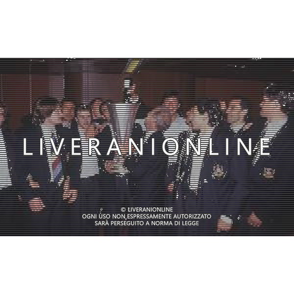 1990 FESTEGGIAMENTI GIOCATORI INTER IN AEREO E AL RISTORANTE PER LA CONQUISTA DELLA COPPA UEFA NELLA FOTO I GIOCATORI DELL\'INTER CON LA COPPA UEFA AG ALDO LIVERANI SAS