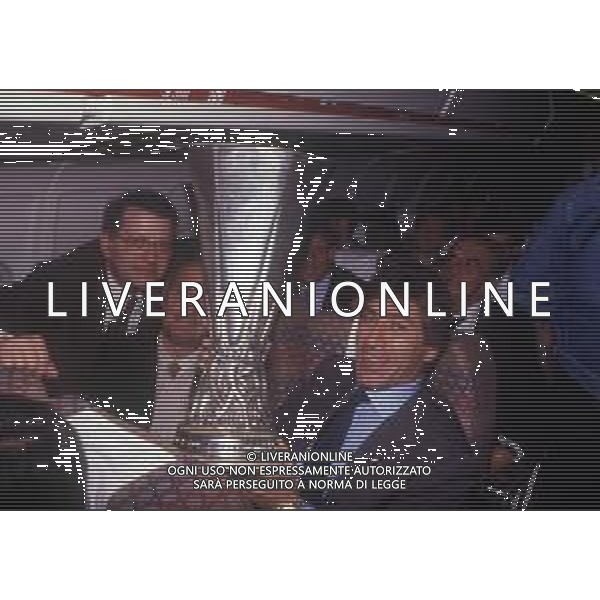1990 FESTEGGIAMENTI GIOCATORI INTER IN AEREO E AL RISTORANTE PER LA CONQUISTA DELLA COPPA UEFA NELLA FOTO GIANCARLO DALL\'OLIO CON LA COPPA UEFA AG ALDO LIVERANI SAS