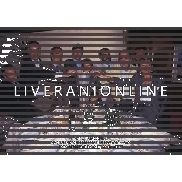 1990 FESTEGGIAMENTI GIOCATORI INTER IN AEREO E AL RISTORANTE PER LA CONQUISTA DELLA COPPA UEFA NELLA FOTO FRANCO MAGGIORELLI-GIANCARLO DALL\'OLIO E GIANCARLO ABELLI CON AMICI E LA COPPA UEFA AG ALDO LIVERANI SAS