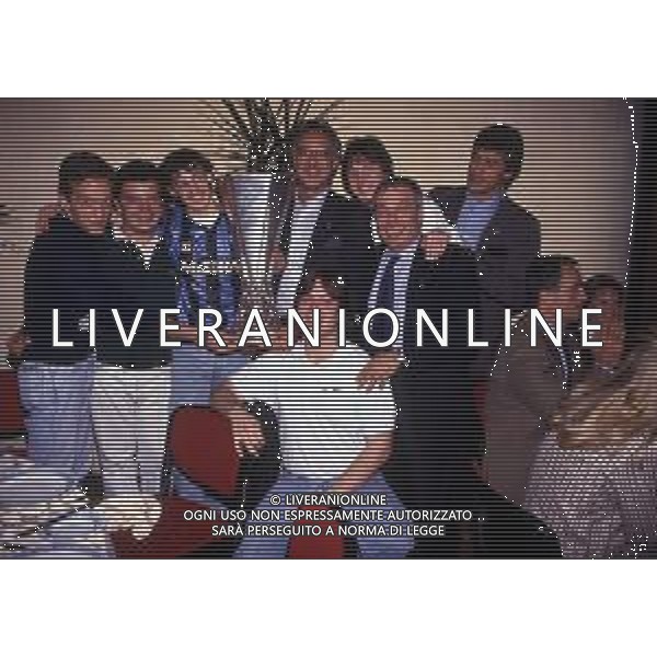 1990 FESTEGGIAMENTI GIOCATORI INTER IN AEREO E AL RISTORANTE PER LA CONQUISTA DELLA COPPA UEFA NELLA FOTO FRANCO MAGGIORELLI CON LA COPPA UEFA AG ALDO LIVERANI SAS