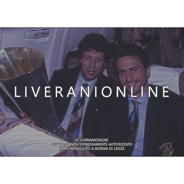 1990 FESTEGGIAMENTI GIOCATORI INTER IN AEREO E AL RISTORANTE PER LA CONQUISTA DELLA COPPA UEFA NELLA FOTO PASQUALE BERGAMO CON RICCARDO FERRI E LA COPPA UEFA AG ALDO LIVERANI SAS