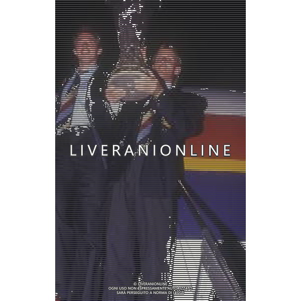 1990 FESTEGGIAMENTI GIOCATORI INTER IN AEREO E AL RISTORANTE PER LA CONQUISTA DELLA COPPA UEFA NELLA FOTO ANDREAS BREHME CON LA COPPA UEFA AG ALDO LIVERANI SAS