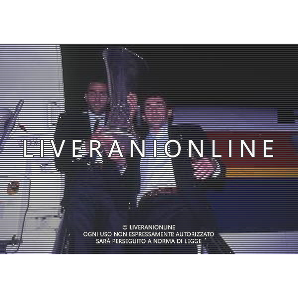 1990 FESTEGGIAMENTI GIOCATORI INTER IN AEREO E AL RISTORANTE PER LA CONQUISTA DELLA COPPA UEFA NELLA FOTO GIUSEPPE BARESI CON GIUSEPPE BERGOMI E LA COPPA UEFA AG ALDO LIVERANI SAS