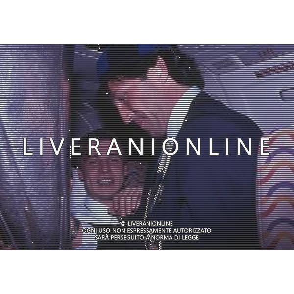 1990 FESTEGGIAMENTI GIOCATORI INTER IN AEREO E AL RISTORANTE PER LA CONQUISTA DELLA COPPA UEFA NELLA FOTO WALTER ZENGA CON NICOLA BERTI E LA COPPA UEFA AG ALDO LIVERANI SAS