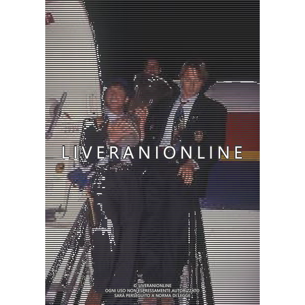 1990 FESTEGGIAMENTI GIOCATORI INTER IN AEREO E AL RISTORANTE PER LA CONQUISTA DELLA COPPA UEFA NELLA FOTO WALTER ZENGA CON DAVIDE FONTOLAN E LA COPPA UEFA AG ALDO LIVERANI SAS 