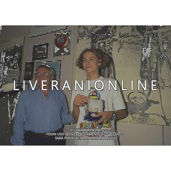 01-09-1997 MILANO REDAZIONE DELLA GAZZETTA DELLO SPORT IN VIA SOLFERINO 28 VISITA DEL CAMPIONE DI MOTOCICLISMO VALENTINO ROSSI NELLA FOTO VALENTINO ROSSI CON IL DIRETTORE DELLA GAZZETTA DELLO SPORT CANDIDO CANNAVO\' AG ALDO LIVERANI SAS