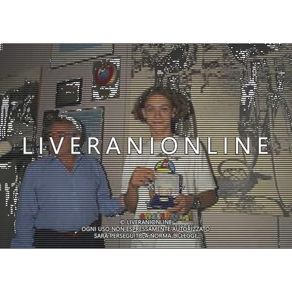 01-09-1997 MILANO REDAZIONE DELLA GAZZETTA DELLO SPORT IN VIA SOLFERINO 28 VISITA DEL CAMPIONE DI MOTOCICLISMO VALENTINO ROSSI NELLA FOTO VALENTINO ROSSI CON IL DIRETTORE DELLA GAZZETTA DELLO SPORT CANDIDO CANNAVO\' AG ALDO LIVERANI SAS