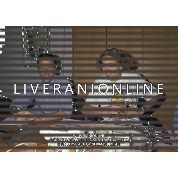 01-09-1997 MILANO REDAZIONE DELLA GAZZETTA DELLO SPORT IN VIA SOLFERINO 28 VISITA DEL CAMPIONE DI MOTOCICLISMO VALENTINO ROSSI NELLA FOTO VALENTINO ROSSI CON CON IL GIORNALISTA FILIPPO FALSAPERLA AG ALDO LIVERANI SAS