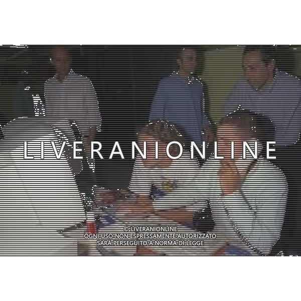 01-09-1997 MILANO REDAZIONE DELLA GAZZETTA DELLO SPORT IN VIA SOLFERINO 28 VISITA DEL CAMPIONE DI MOTOCICLISMO VALENTINO ROSSI NELLA FOTO VALENTINO ROSSI CON DIEGO ANTONELLI GIORNALISTA AG ALDO LIVERANI SAS