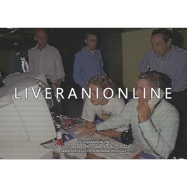 01-09-1997 MILANO REDAZIONE DELLA GAZZETTA DELLO SPORT IN VIA SOLFERINO 28 VISITA DEL CAMPIONE DI MOTOCICLISMO VALENTINO ROSSI NELLA FOTO VALENTINO ROSSI CON DIEGO ANTONELLI GIORNALISTA AG ALDO LIVERANI SAS