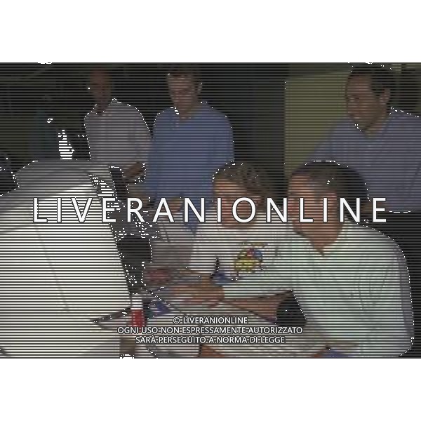 01-09-1997 MILANO REDAZIONE DELLA GAZZETTA DELLO SPORT IN VIA SOLFERINO 28 VISITA DEL CAMPIONE DI MOTOCICLISMO VALENTINO ROSSI NELLA FOTO VALENTINO ROSSI CON IL GIORNALISTA DIEGO ANTONELLI AG ALDO LIVERANI SAS