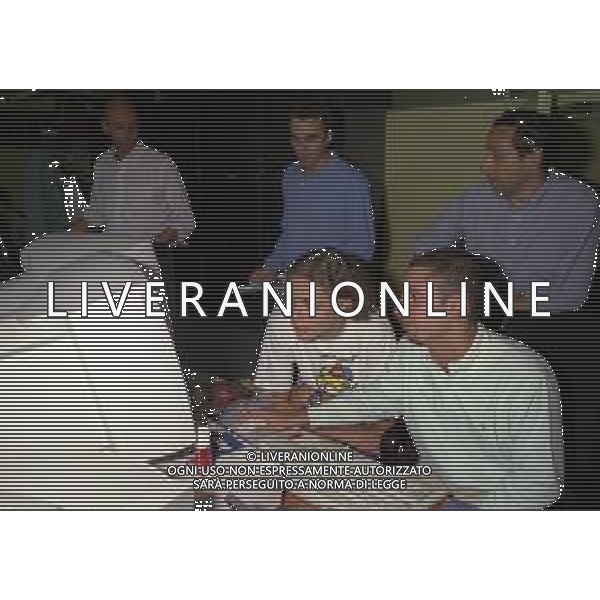 01-09-1997 MILANO REDAZIONE DELLA GAZZETTA DELLO SPORT IN VIA SOLFERINO 28 VISITA DEL CAMPIONE DI MOTOCICLISMO VALENTINO ROSSI NELLA FOTO VALENTINO ROSSI CON IL GIORNALISTA DIEGO ANTONELLI AG ALDO LIVERANI SAS