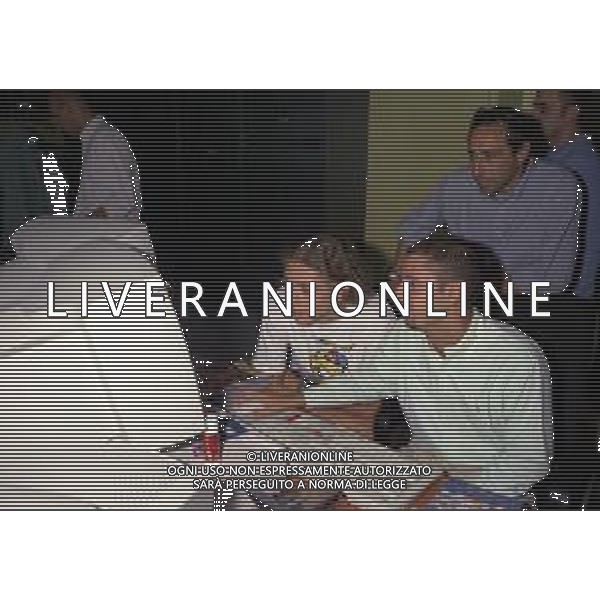 01-09-1997 MILANO REDAZIONE DELLA GAZZETTA DELLO SPORT IN VIA SOLFERINO 28 VISITA DEL CAMPIONE DI MOTOCICLISMO VALENTINO ROSSI NELLA FOTO VALENTINO ROSSI CON IL GIORNALISTA DIEGO ANTONELLI AG ALDO LIVERANI SAS