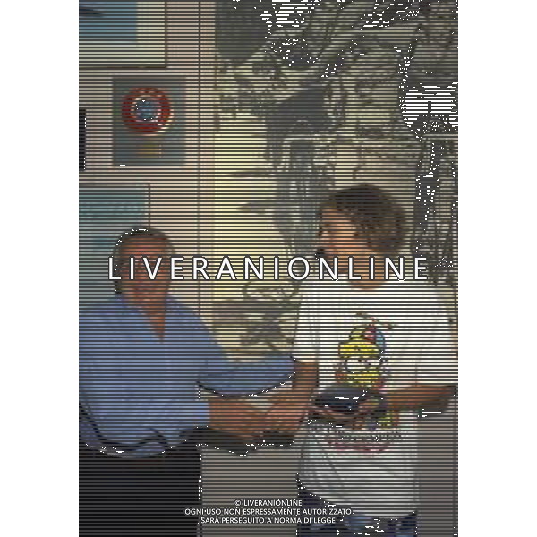 01-09-1997 MILANO REDAZIONE DELLA GAZZETTA DELLO SPORT IN VIA SOLFERINO 28 VISITA DEL CAMPIONE DI MOTOCICLISMO VALENTINO ROSSI NELLA FOTO VALENTINO ROSSI CON IL DIRETTORE DELLA GAZZETTA DELLO SPORT CANDIDO CANNAVO\' AG ALDO LIVERANI SAS