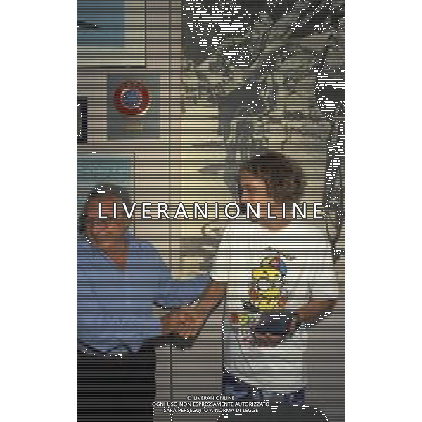 01-09-1997 MILANO REDAZIONE DELLA GAZZETTA DELLO SPORT IN VIA SOLFERINO 28 VISITA DEL CAMPIONE DI MOTOCICLISMO VALENTINO ROSSI NELLA FOTO VALENTINO ROSSI CON IL DIRETTORE DELLA GAZZETTA DELLO SPORT CANDIDO CANNAVO\' AG ALDO LIVERANI SAS