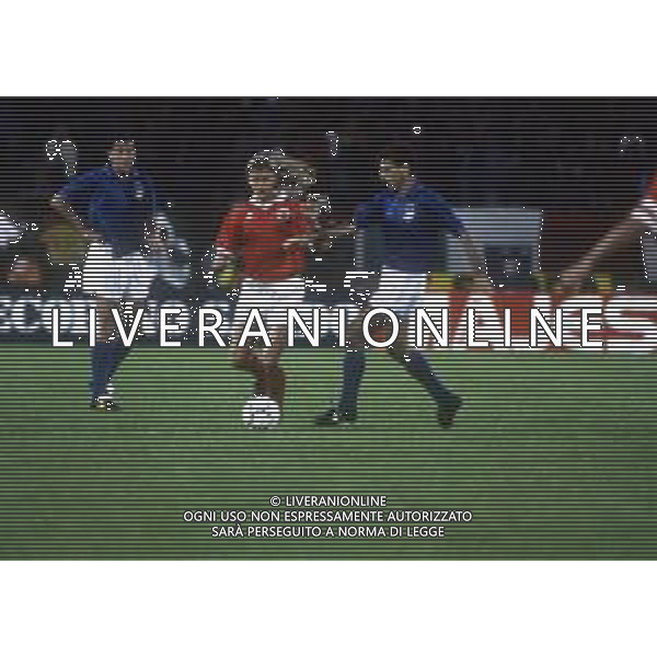 ALAIN SUTTER calciatore svizzero, di ruolo centrocampista - RETROSPETTIVA NELLA FOTO CON LA MAGLIA DELLA NAZIONALE SVIZZERA CON MAURO TASSOTTI e ALESSANDRO COSTACURTA (ITALIA) ©ARCHIVIO / AGENZIA ALDO LIVERANI SAS