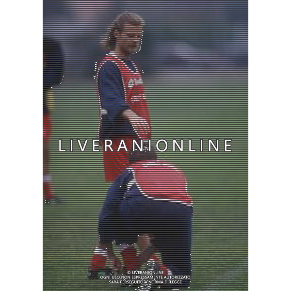 ALAIN SUTTER calciatore svizzero, di ruolo centrocampista - RETROSPETTIVA NELLA FOTO DURANTE UN ALLENAMENTO CON LA MAGLIA DELLA NAZIONALE SVIZZERA ©ARCHIVIO / AGENZIA ALDO LIVERANI SAS