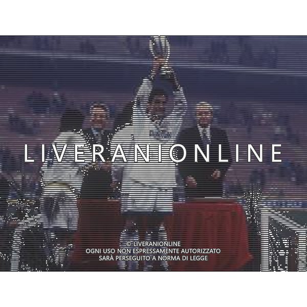 02-02-1994 MILANO FINALE DI SUPECOPPA UEFA MILAN PARMA 0-2 NELLA FOTO GABRIELE PIN CON LA COPPA AG ALDO LIVERANI SAS