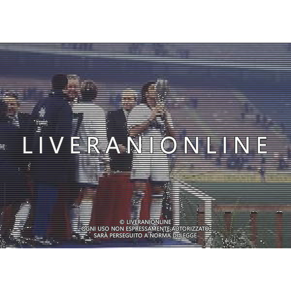 02-02-1994 MILANO FINALE DI SUPECOPPA UEFA MILAN PARMA 0-2 NELLA FOTO MASSIMO CRIPPA CON LA COPPA AG ALDO LIVERANI SAS