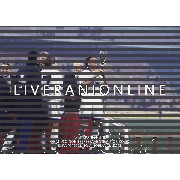 02-02-1994 MILANO FINALE DI SUPECOPPA UEFA MILAN PARMA 0-2 NELLA FOTO MASSIMO CRIPPA CON LA COPPA AG ALDO LIVERANI SAS