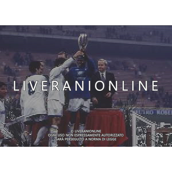 02-02-1994 MILANO FINALE DI SUPECOPPA UEFA MILAN PARMA 0-2 NELLA FOTO GABIELE PIN -GIANFRANCO ZOLA E FAUSTO ASPILLA CON LA COPPA AG ALDO LIVERANI SAS