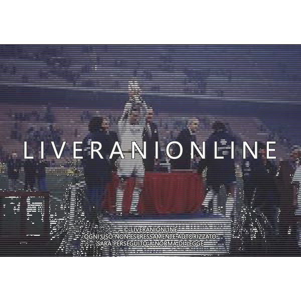 02-02-1994 MILANO FINALE DI SUPECOPPA UEFA MILAN PARMA 0-2 NELLA FOTO NESTOR SENSINI CON LA COPPA AG ALDO LIVERANI SAS