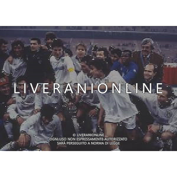 02-02-1994 MILANO FINALE DI SUPECOPPA UEFA MILAN PARMA 0-2 NELLA FOTO IL PARMA CON LA COPPA AG ALDO LIVERANI SAS