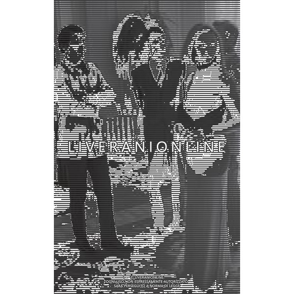 RETROSPETTIVA GIANNI BONCOMPAGNI CONDUTTORE RADIOFONICO NELLA FOTO GIANNI BONCOMPAGNI A STRESA NEL 1971 CON RAFFAELLA CARRA\' AG ALDO LIVERANI SAS 
