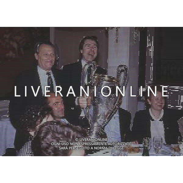 ARIEDO BRAIDA, Calciatore e dirigente sportivo italiano - RETROSPETTIVA Nella foto con Vincenzo Pincolini (preparatore atletico Milan) e la Coppa dei Campioni ©ARCHIVIO / AGENZIA ALDO LIVERANI SAS