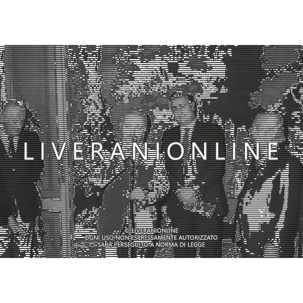 1981 MILANO PREMIO CHI HA FATTO GRANDE MILANO NELLA FOTO GIANNI BRERA ACCETTI ASSESSORE DI MILANO E ANGELO MORATTI AG ALDO LIVERANI SAS