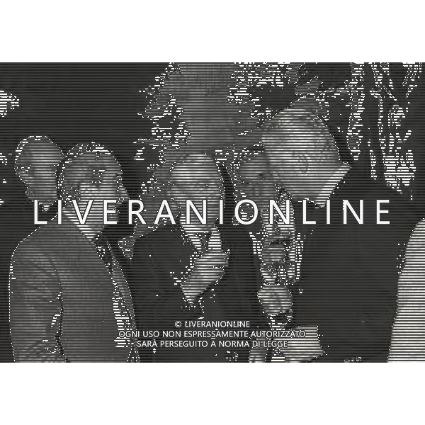 1981 MILANO PREMIO CHI HA FATTO GRANDE MILANO NELLA FOTO GIUSEPPE PRISCO CON ANGELO MORATTI E IVANOE FRAIZZOLI AG ALDO LIVERANI SAS