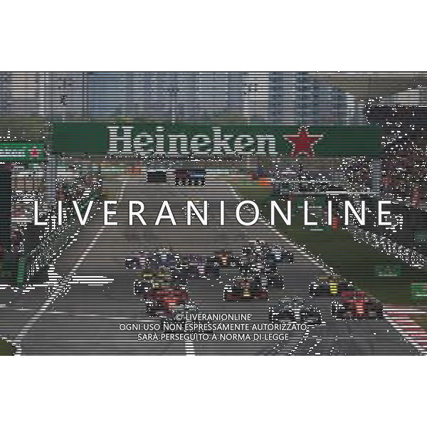 Lewis Hamilton (GBR) Mercedes AMG F1 W10 leads at the start of the race. 14.04.2019. Formula 1 World Championship, Rd 3, Chinese Grand Prix, Shanghai, China, Race Day. AG ALDO LIVERANI SAS-ONLY ITALY