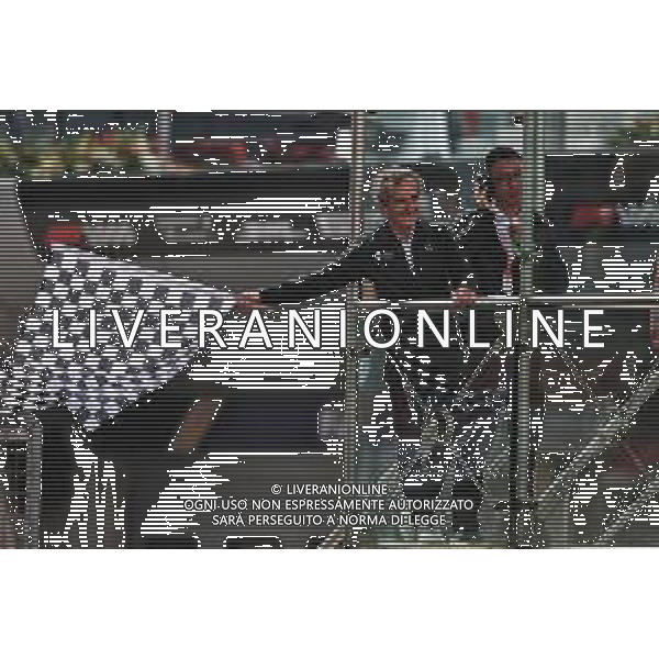 Alain Prost (FRA) Renault F1 Team Special Advisor waves the chequered flag at the end of the race. 14.04.2019. Formula 1 World Championship, Rd 3, Chinese Grand Prix, Shanghai, China, Race Day. AG ALDO LIVERANI SAS-ONLY ITALY