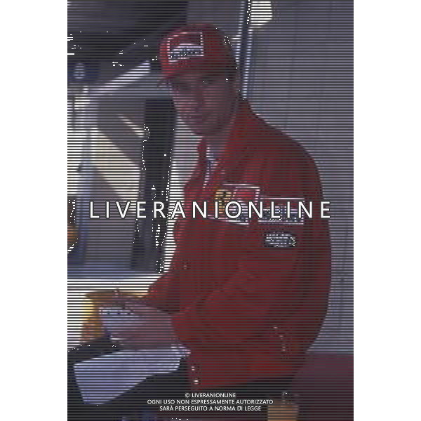 RETROSPETTIVA EDDIE IRVINE PILOTA F1 NELLA FOTO EDDIE IRVINE NEL 1997 CON LA FERRARI F 310 B AG ALDO LIVERANI SAS 