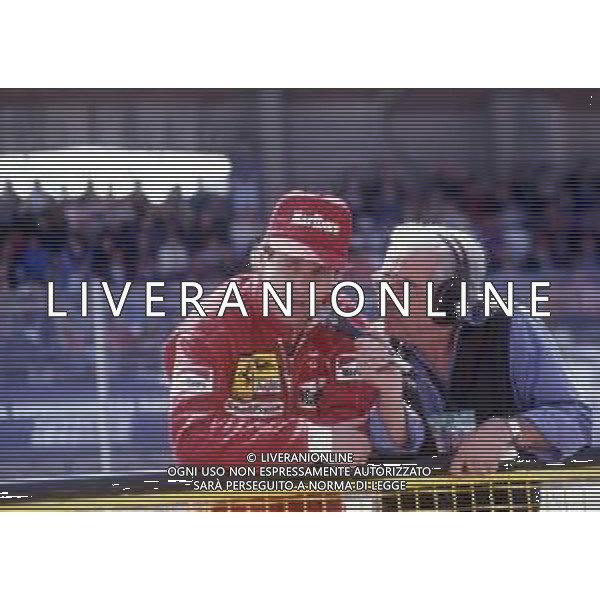 RETROSPETTIVA GERHARD BERGER PILOTA F1 NELLA FOTO GERHARD BERGER CON LA FERRARI 1994 E IL GIORNALISTA EZIO ZERMIANI AG ALDO LIVERANI SAS 
