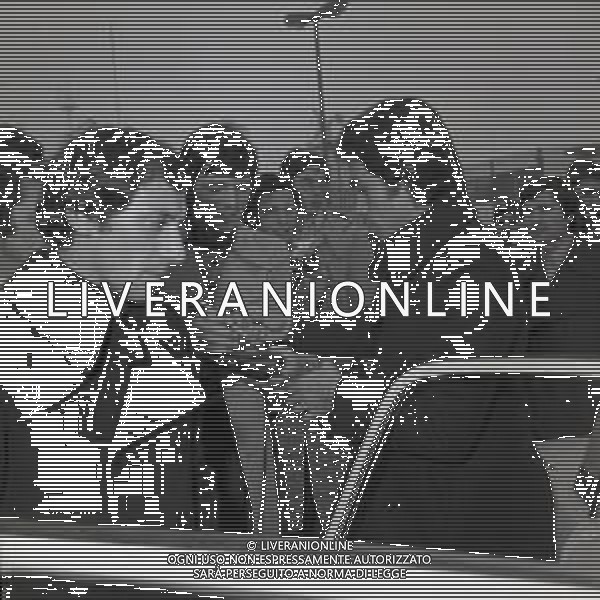 1973 MILANO -ARRIVO DELLA NAZIONALE ITALIANA DI CALCIO DA WEMBLEY DOPO L\'INCONTRO INGHILTERRA -ITALIA 0-1 CON GOAL DI FABIO CAPELLO NELLA FOTO GIUSEPPE FURINO E FRANCO CAUSIO AG ALDO LIVERANI SAS