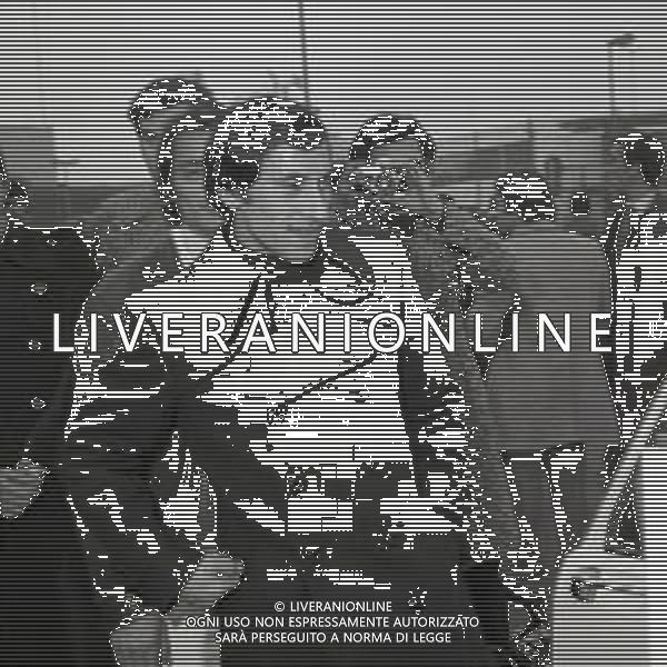 1973 MILANO -ARRIVO DELLA NAZIONALE ITALIANA DI CALCIO DA WEMBLEY DOPO L\'INCONTRO INGHILTERRA -ITALIA 0-1 CON GOAL DI FABIO CAPELLO NELLA FOTO GIUSEPPE FURINO AG ALDO LIVERANI SAS