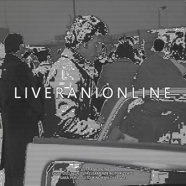 1973 MILANO -ARRIVO DELLA NAZIONALE ITALIANA DI CALCIO DA WEMBLEY DOPO L\'INCONTRO INGHILTERRA -ITALIA 0-1 CON GOAL DI FABIO CAPELLO NELLA FOTO FRANCO CAUSIO AG ALDO LIVERANI SAS