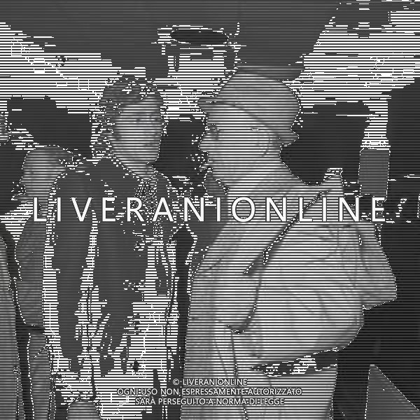 1973 MILANO -ARRIVO DELLA NAZIONALE ITALIANA DI CALCIO DA WEMBLEY DOPO L\'INCONTRO INGHILTERRA -ITALIA 0-1 CON GOAL DI FABIO CAPELLO NELLA FOTO MAURO BELLUGI AG ALDO LIVERANI SAS