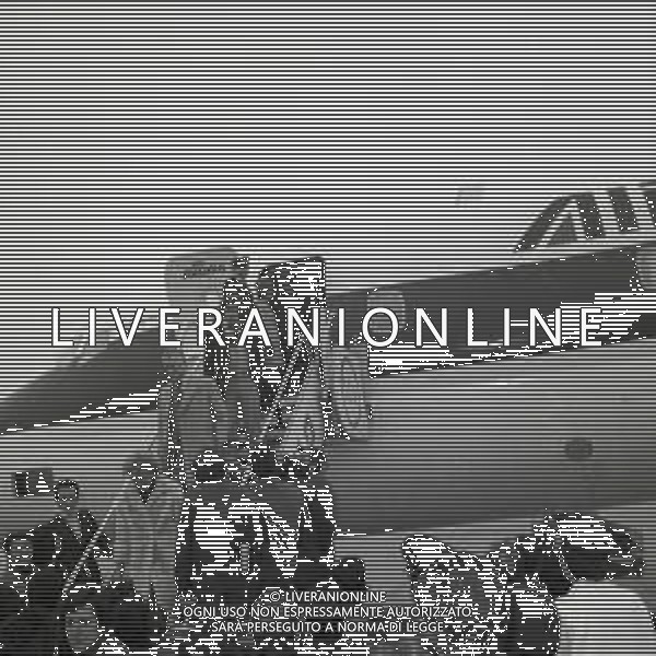 1973 MILANO -ARRIVO DELLA NAZIONALE ITALIANA DI CALCIO DA WEMBLEY DOPO L\'INCONTRO INGHILTERRA -ITALIA 0-1 CON GOAL DI FABIO CAPELLO NELLA FOTO RENATA FRAIZZOLI-IVANOE FRAIZZOLI E PAOLO PULICI AG ALDO LIVERANI SAS