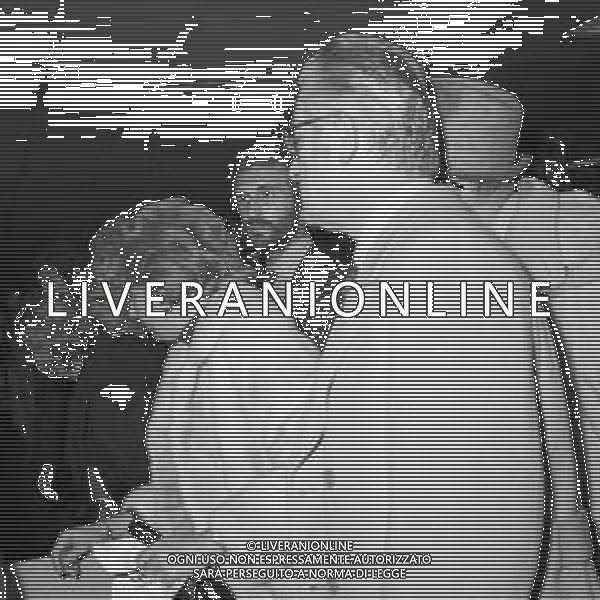 1973 MILANO -ARRIVO DELLA NAZIONALE ITALIANA DI CALCIO DA WEMBLEY DOPO L\'INCONTRO INGHILTERRA -ITALIA 0-1 CON GOAL DI FABIO CAPELLO NELLA FOTO RENATA FRAIZZOLI-IVANOE FRAIZZOLI E PAOLO PULICI AG ALDO LIVERANI SAS