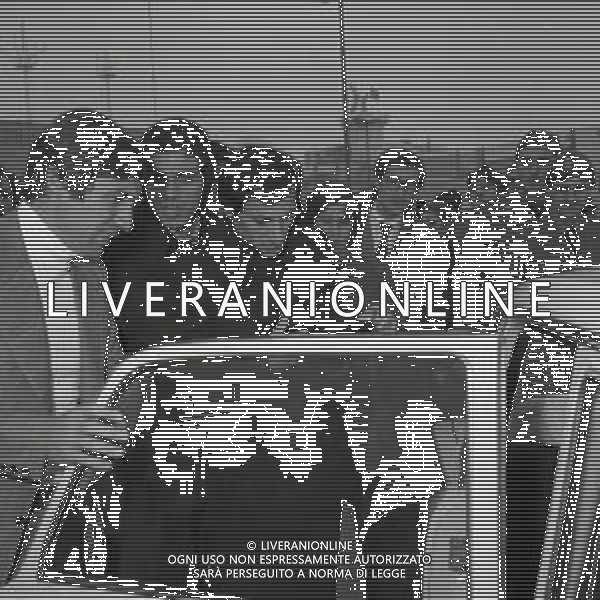 1973 MILANO -ARRIVO DELLA NAZIONALE ITALIANA DI CALCIO DA WEMBLEY DOPO L\'INCONTRO INGHILTERRA -ITALIA 0-1 CON GOAL DI FABIO CAPELLO NELLA FOTO GIUSEPPE FURINO E FRANCO CAUSIO AG ALDO LIVERANI SAS