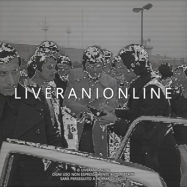 1973 MILANO -ARRIVO DELLA NAZIONALE ITALIANA DI CALCIO DA WEMBLEY DOPO L\'INCONTRO INGHILTERRA -ITALIA 0-1 CON GOAL DI FABIO CAPELLO NELLA FOTO GIUSEPPE FURINO E FRANCO CAUSIO AG ALDO LIVERANI SAS