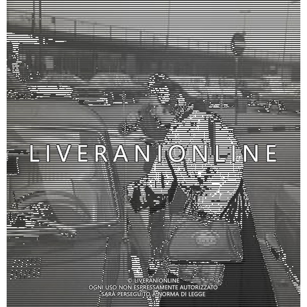 1973 MILANO -ARRIVO DELLA NAZIONALE ITALIANA DI CALCIO DA WEMBLEY DOPO L\'INCONTRO INGHILTERRA -ITALIA 0-1 CON GOAL DI FABIO CAPELLO NELLA FOTO PADRE ELIGIO AG ALDO LIVERANI SAS