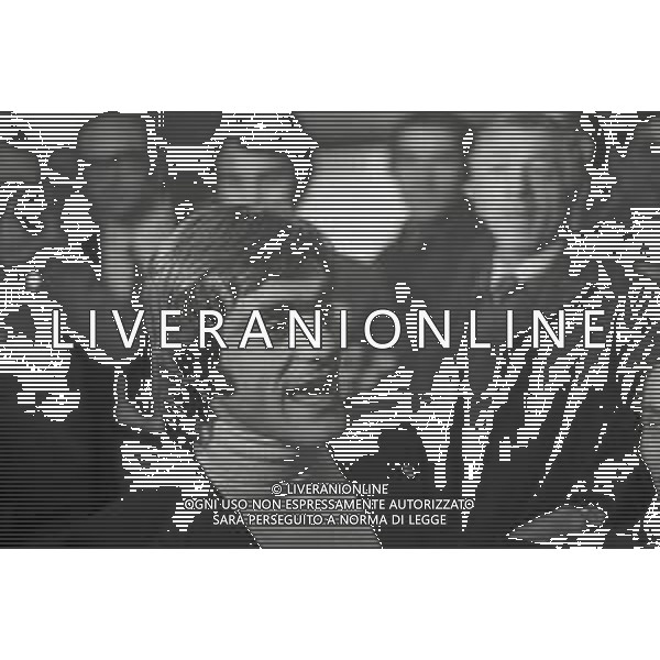 1973 MILANO -ARRIVO DELLA NAZIONALE ITALIANA DI CALCIO DA WEMBLEY DOPO L\'INCONTRO INGHILTERRA -ITALIA 0-1 CON GOAL DI FABIO CAPELLO NELLA FOTO GIUSEPPE SABADINI AG ALDO LIVERANI SAS