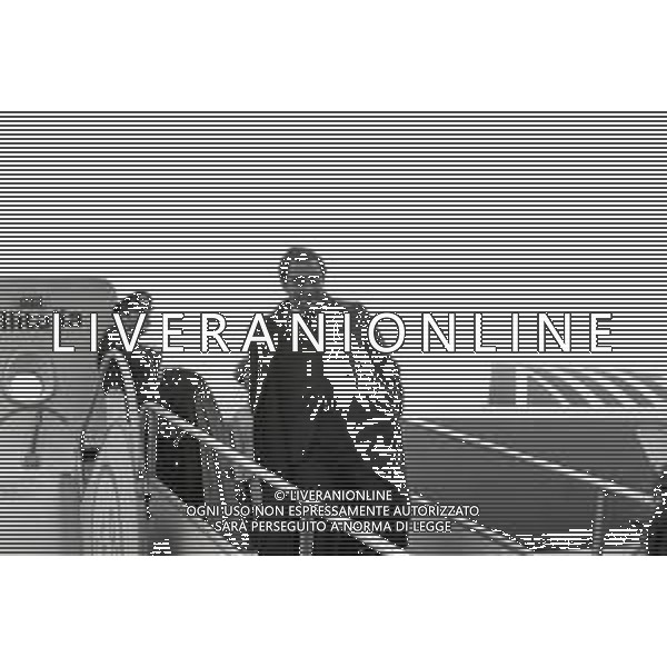 1973 MILANO -ARRIVO DELLA NAZIONALE ITALIANA DI CALCIO DA WEMBLEY DOPO L\'INCONTRO INGHILTERRA -ITALIA 0-1 CON GOAL DI FABIO CAPELLO NELLA FOTO FRANCO CARRARO AG ALDO LIVERANI SAS