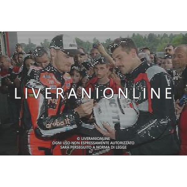 IMOLA 24 04 2019 DUCATI SUPERBIKE PROVE LIBERE CON ALVARO BAUTISTA E CHAZ DAVIES NELLA FOTO CHAZ DAVIES CON I TIFOSI ©SANNA / AGENZIA ALDO LIVERANI SAS